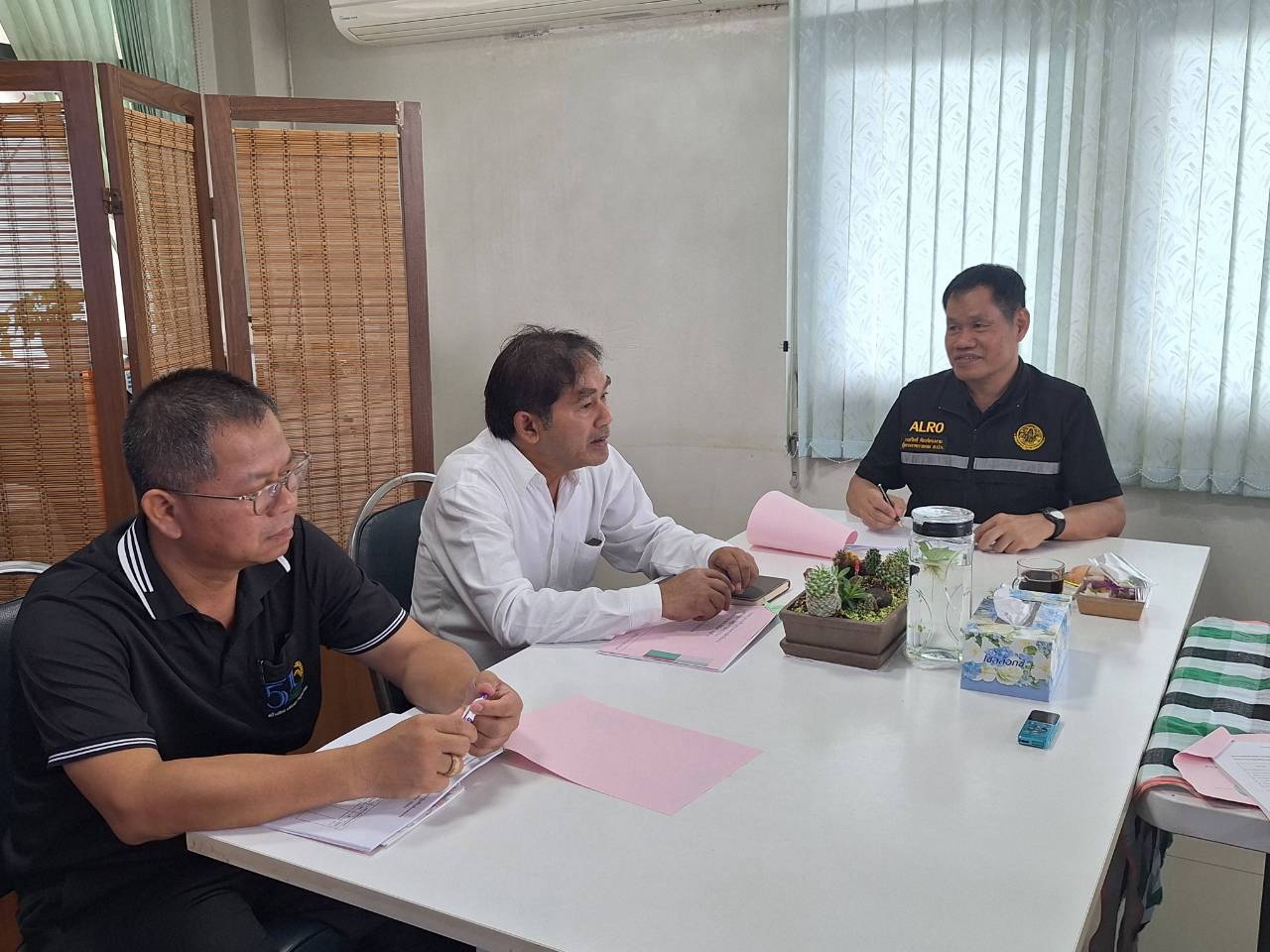 title - ผู้ตรวจราชการ ส.ป.ก. ลงพื้นที่จังหวัดสกลนคร ประชุมติดตามความก้าวหน้าผลการดำเนินงาน พร้อมตรวจเยี่ยมให้กำลังใจเกษตรกรในเขตปฏิรูปที่ดิน 